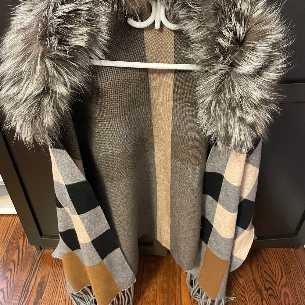 New Women’s cashmere blend cape with detachable fur collar. Belle Fare brand.